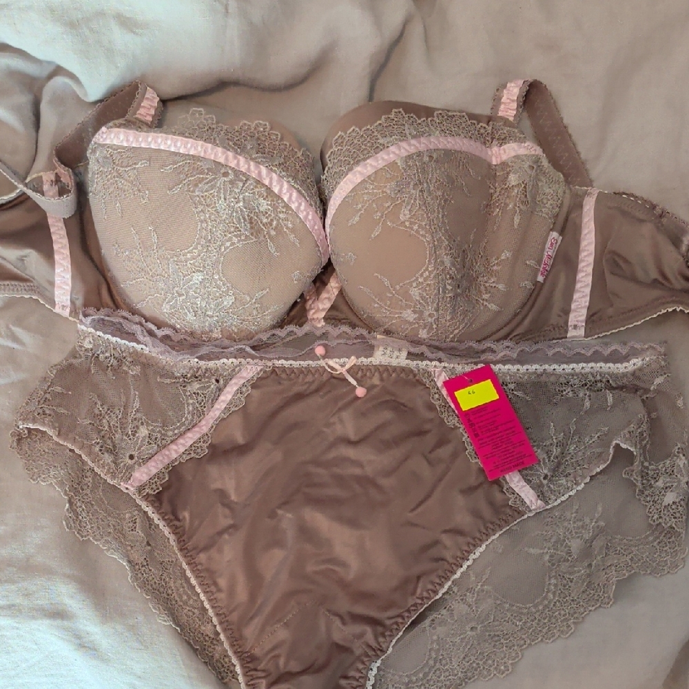 Ewa Michalak Grey Lace Bra And Panty Matching Set - Sizes 80G And 46